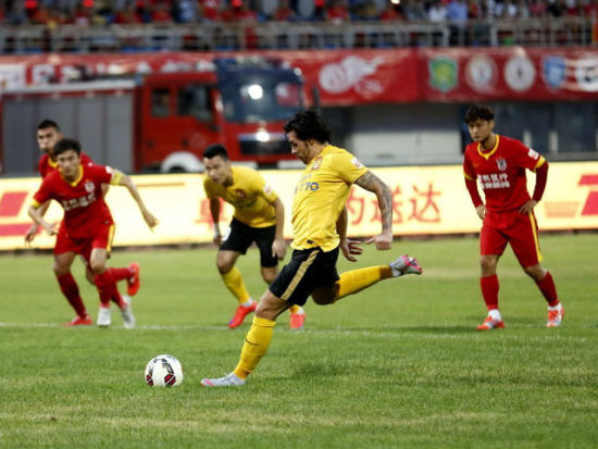 斯卢茨基：我们丢球后不得不加强进攻，这给了对手很多空间（斯卢茨基：失球后我们被迫压上进攻，给了对手更多空当）