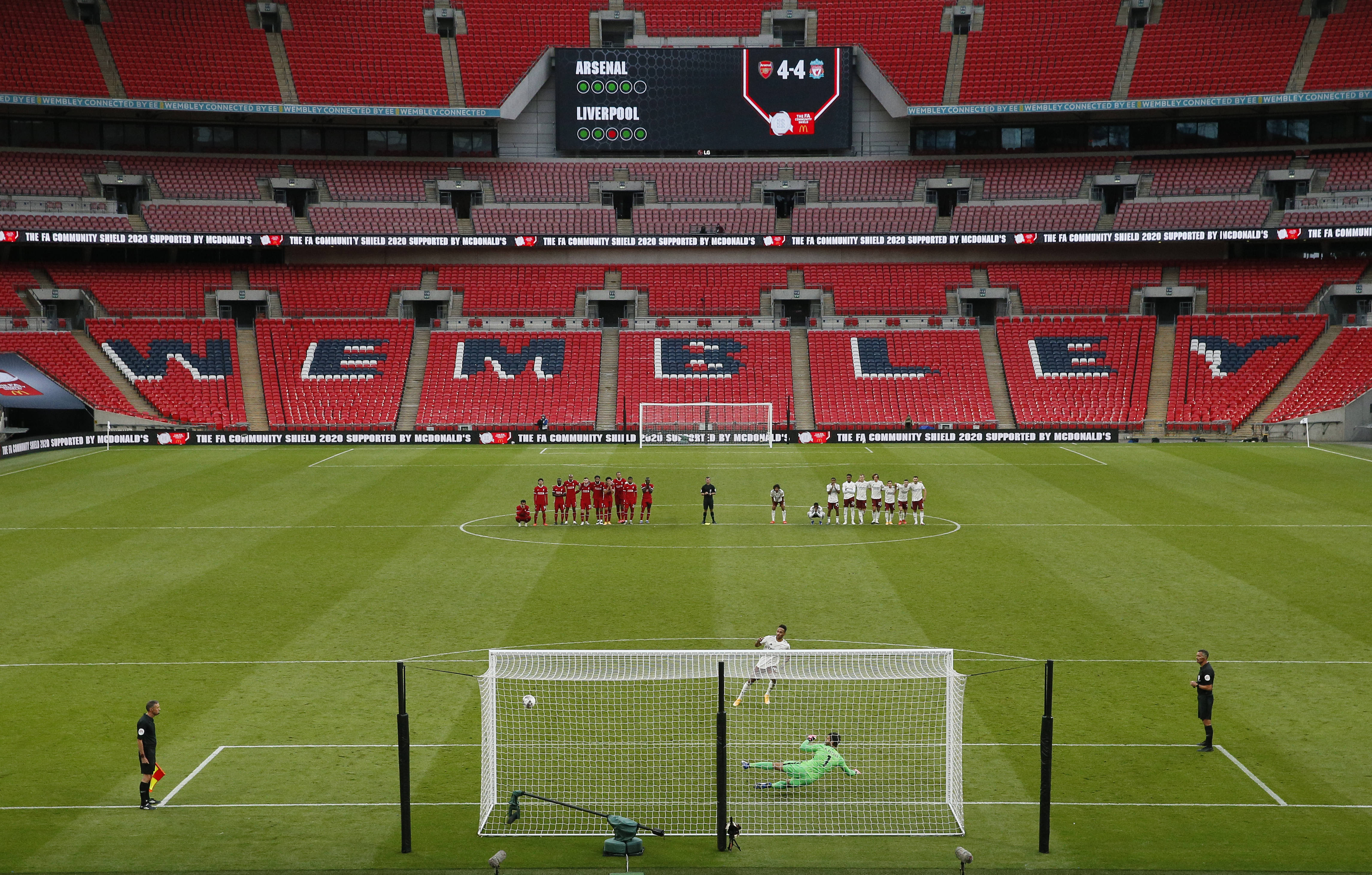 篮球赛场上的精彩瞬间：恩比德接球转身背筐出手（赛场高光一刻：恩比德接球转身背身跳投）